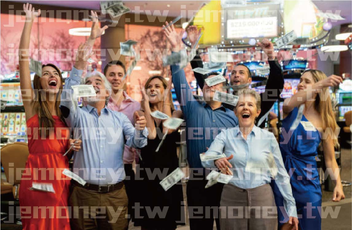 「一群男女在娛樂場所開心慶祝中獎,現金鈔票在空中飛舞,背景為繽紛的老虎機與燈光。」