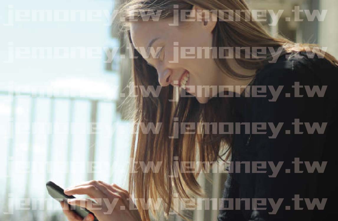 「年輕女性在陽台陽光下開心看著手機，象徵透過 LINE 娛樂城輕鬆體驗遊戲樂趣的自由。」